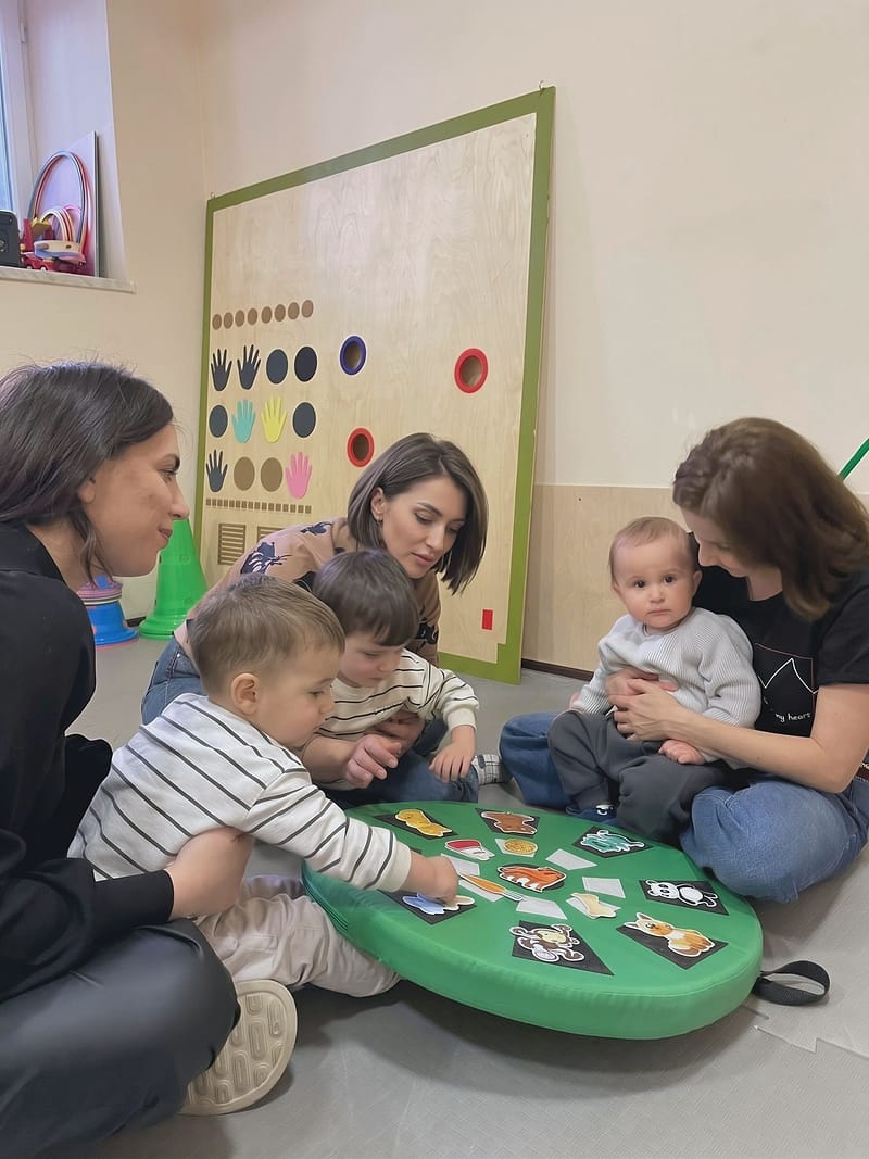 Мамы с малышами и специалист на совместном занятии